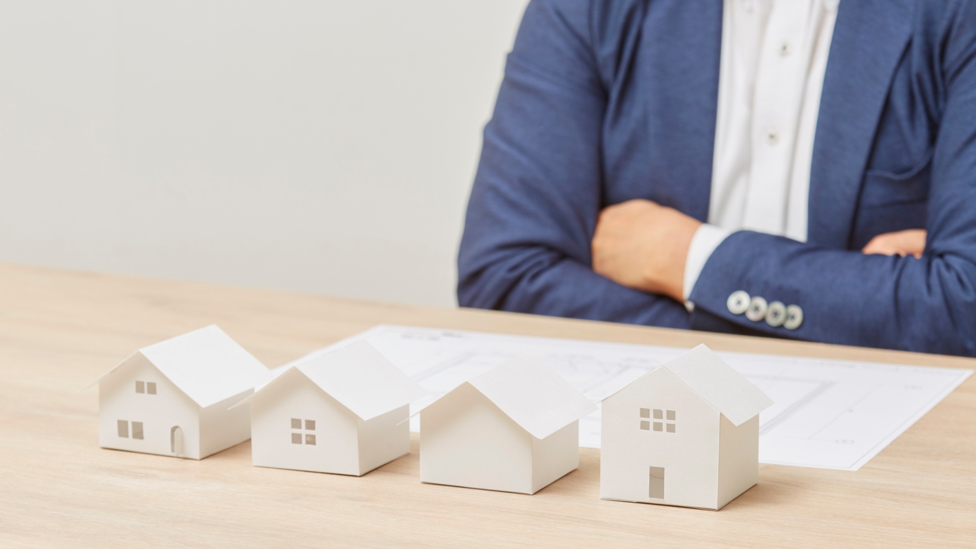 How a Florida High Asset Probate Lawyer Handles Real Estate Inside an Estate